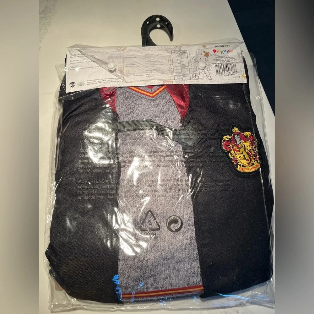 NWT Harry Potter costume made by disguise. Perfect for Halloween.Kids size 10/12